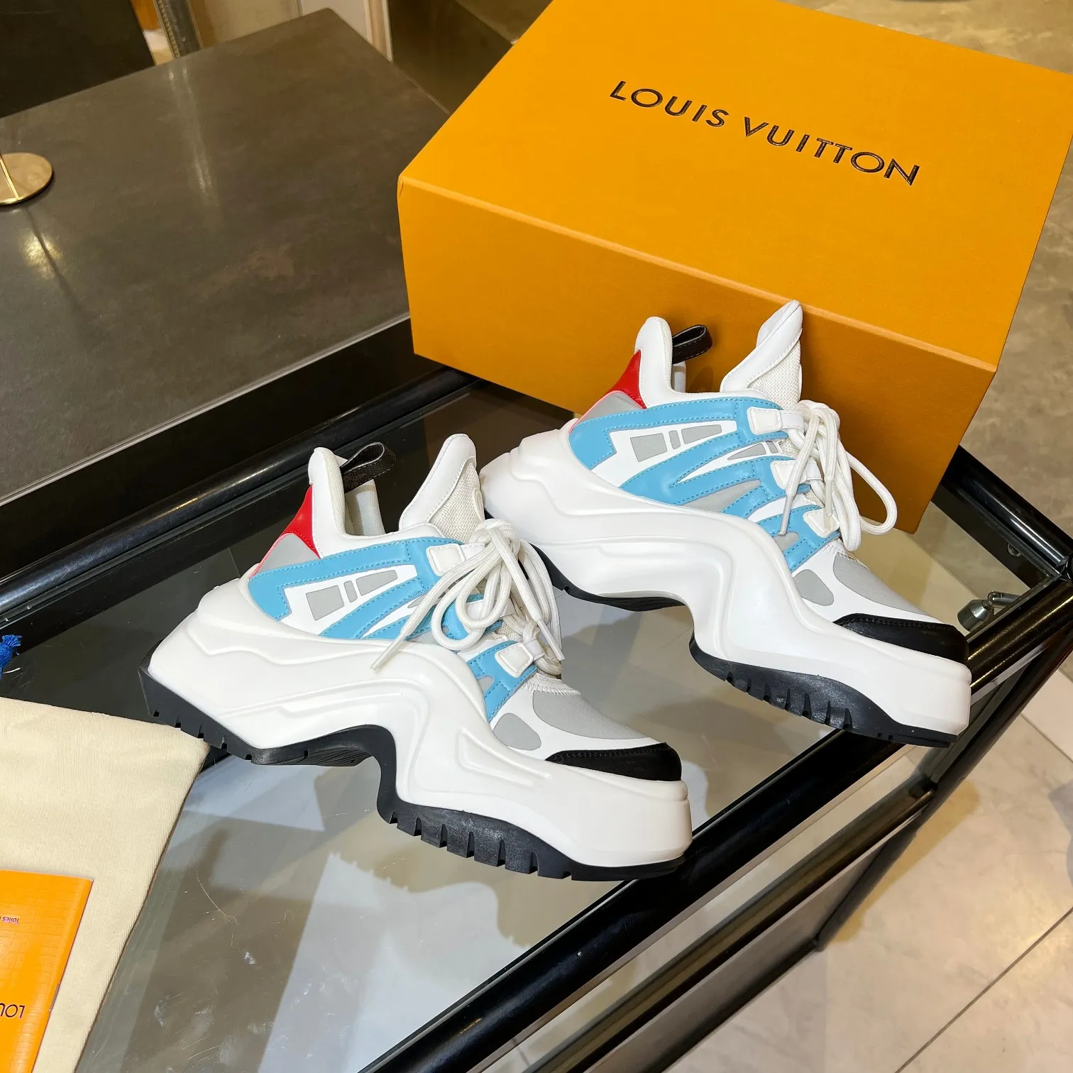 👟👟Ex-factory price 760👟👟 Nicolas Ghesquieye once again refined the design essence of LVArchlight sneakers to create LVArchlight2.0 platfrm sneakers. The combination of multiple technical materials, the wide outsole and the exaggerated tongue highlight the series' recognition, and the latter is marked with the LVCirCle logo 35-41